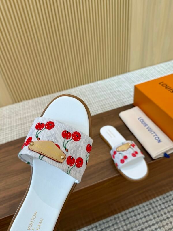 L-Fashionable Takashi Murakami Cherry Series co-branded slippers-3152 - Image 3