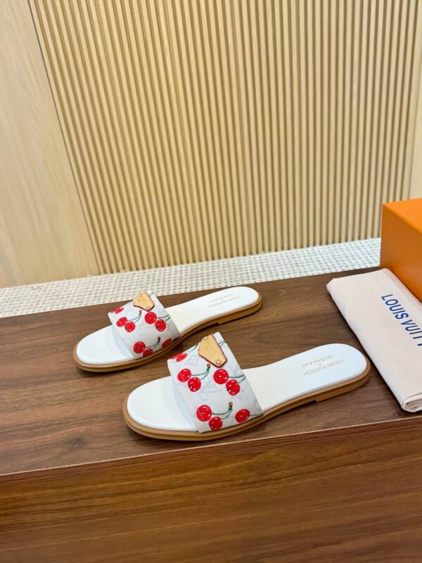 L-Fashionable Takashi Murakami Cherry Series co-branded slippers-3152 - Image 4