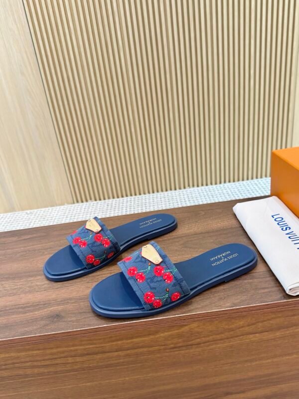 L-Fashionable Takashi Murakami Cherry Series co-branded slippers-3153 - Image 2