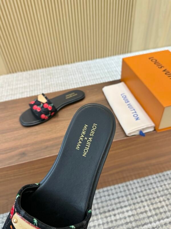 L-Fashionable Takashi Murakami Cherry Series co-branded slippers-3155 - Image 3