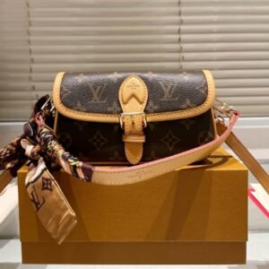 L-New fashionable cowhide underarm baguette bag 102