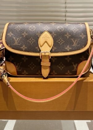 L-Double Strap Cowhide Vintage Underarm Baguette Bag  103