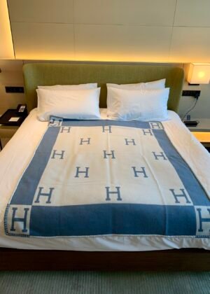 An Essential Cashmere Blanket for Travel and Work-5002